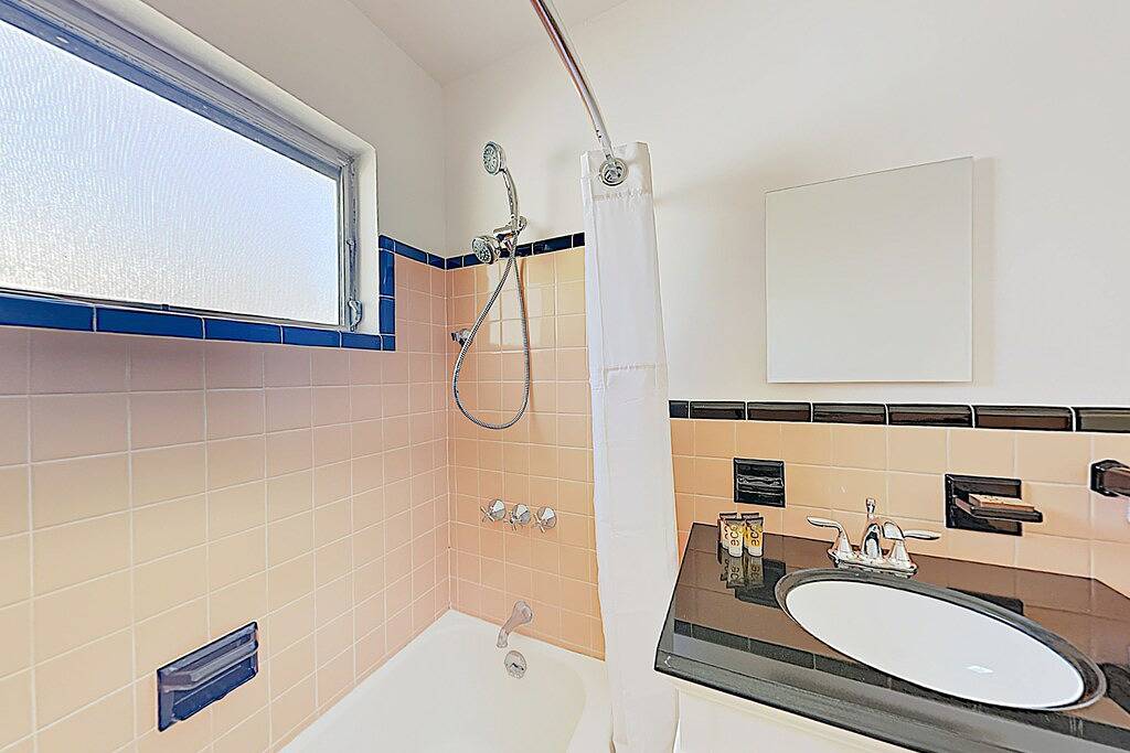 5 Minutes to Beach | Sparkling Tropical Getaway | Large Screened Lanai in Lantana, Palm Beach County