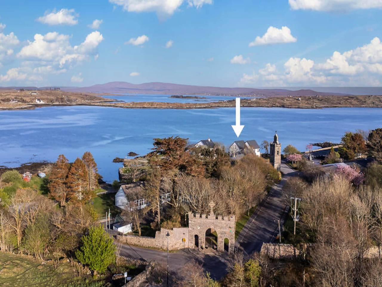 Entire apartment, Cottage in Roundstone near Gurteen Bay in Roundstone, Connemara