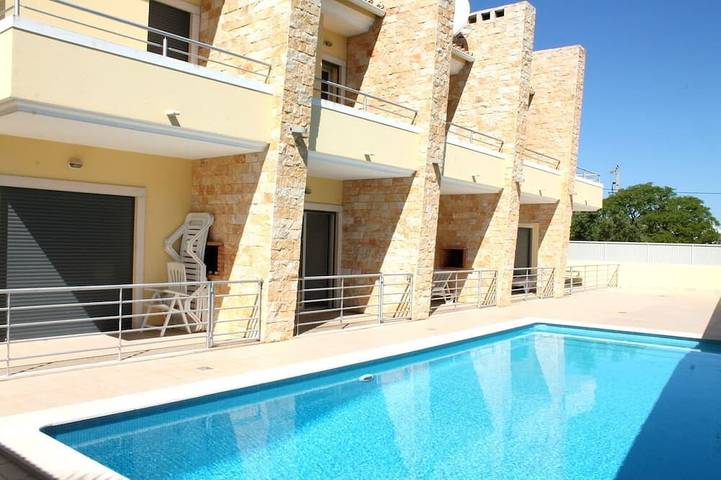 Villa voor 6 personen, met zwembad en balkon in Olhos de Água