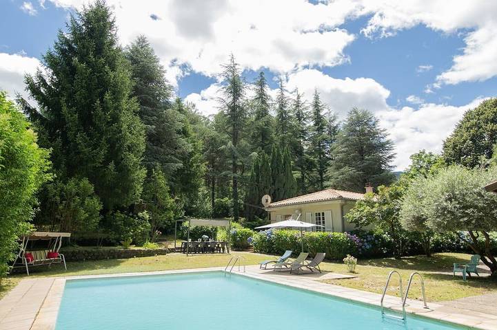 Maison de vacances pour 10 personnes, avec terrasse et jardin à Jaujac