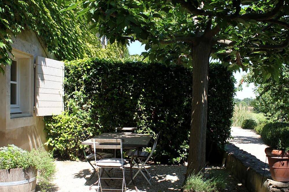 Entire apartment, Gîte Figuier - in the Provencal farmhouse of Domaine Faverot in Maubec, Parc naturel régional du Luberon