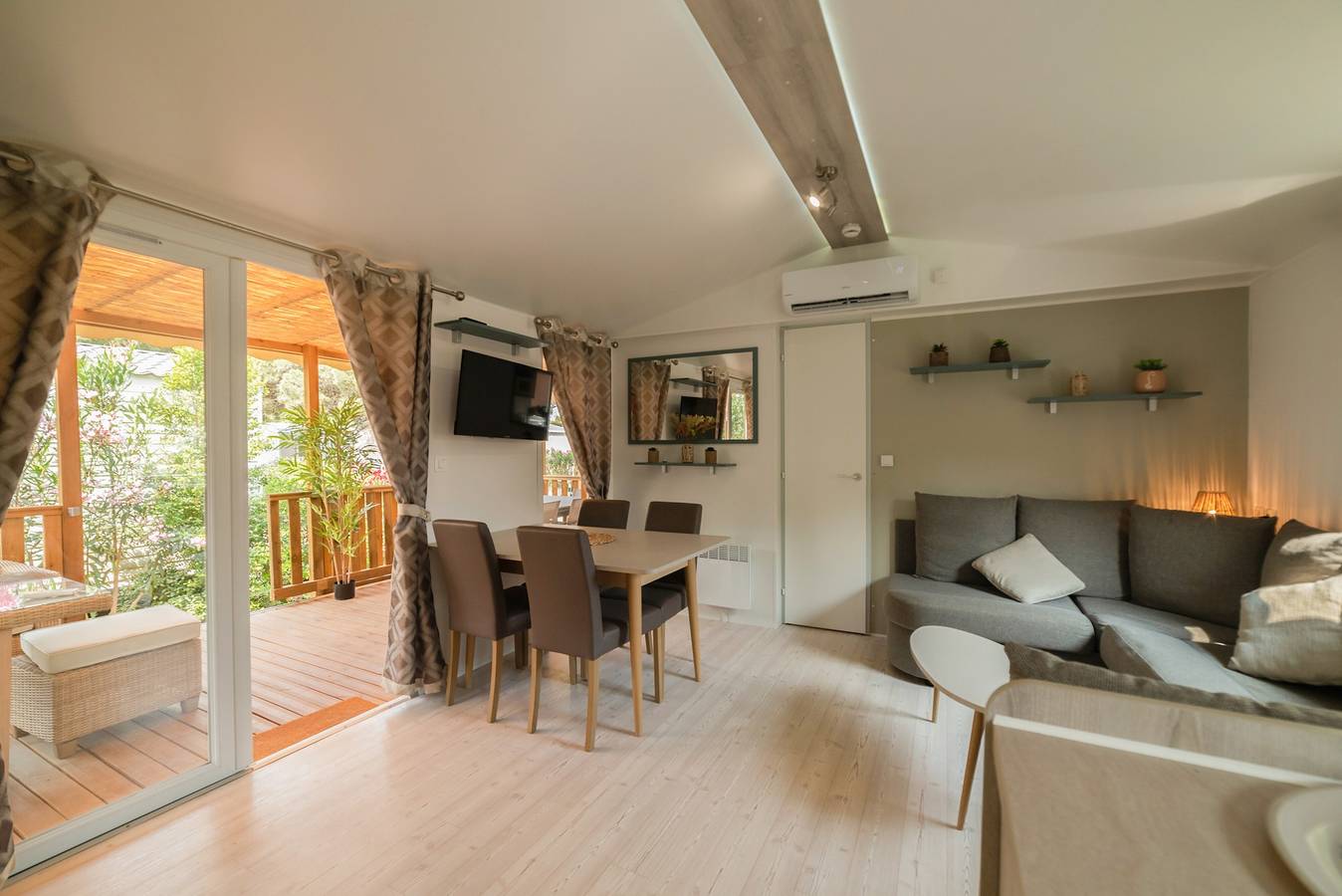 Mobile Home "Les Pieds Dans L'Eau" avec Terrasse Privée, Jardin Privé & A/C in Canet-en-Roussillon, Côte d'Améthyste