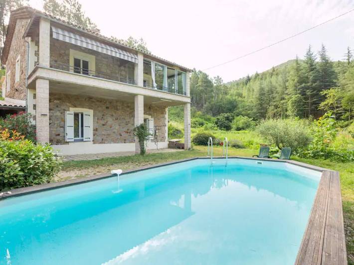 Location de vacances pour 6 personnes, avec jardin ainsi que piscine et terrasse, adapté aux familles à Molières-sur-Cèze
