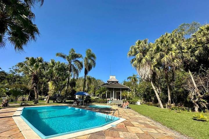 Casas e apartamentos de temporada para 40 pessoas, com piscina infantil e jardim e ainda piscina em Juquitiba