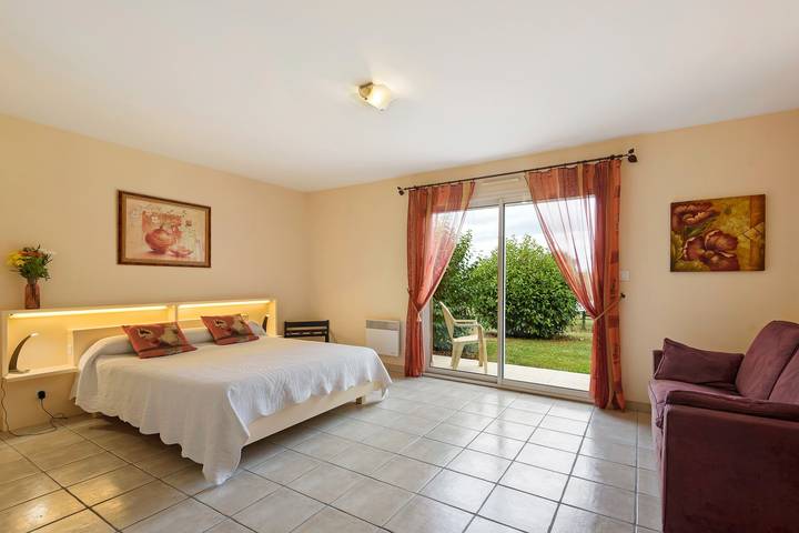 Chambre d’hôte pour 4 personnes, avec Jacuzzi et Jardin dans Varetz, Région de Brive-la-Gaillarde