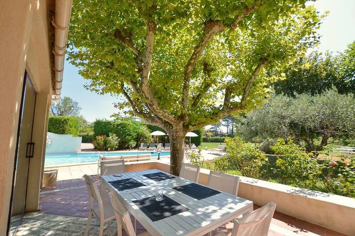 Location de vacances pour 10 personnes, avec terrasse et jardin à Rousset