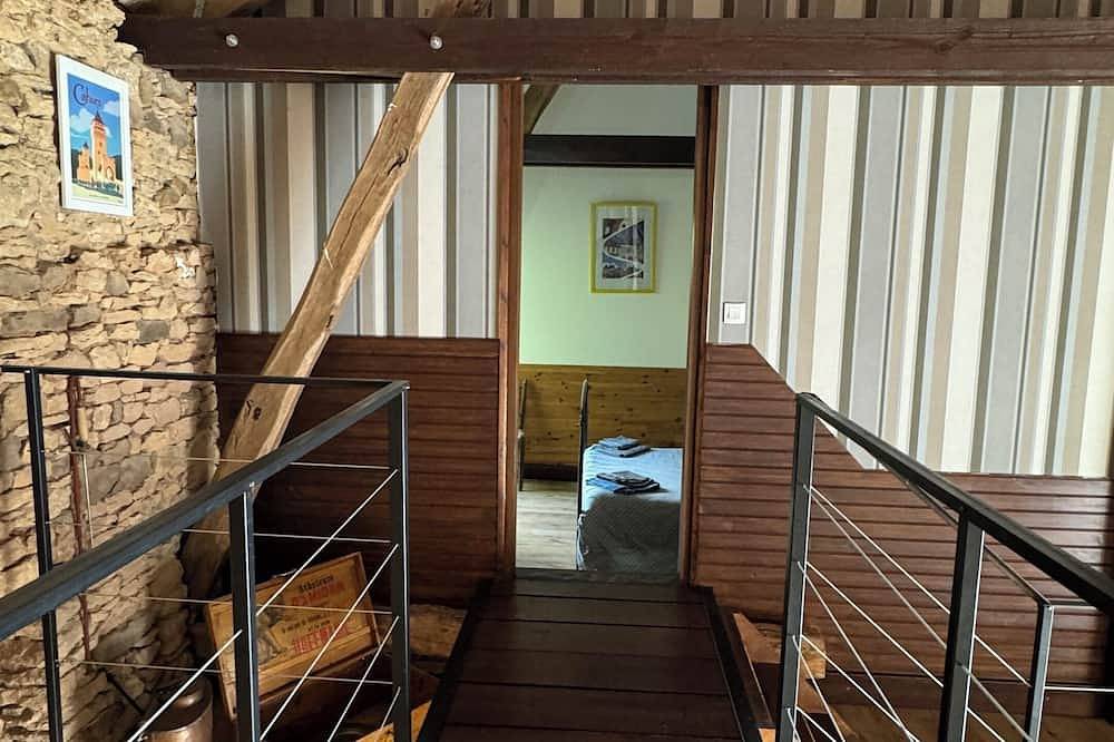 Renovated barn in 1823 farmhouse. Garden and shared pool. in Frayssinet-le-Gélat, Quercy
