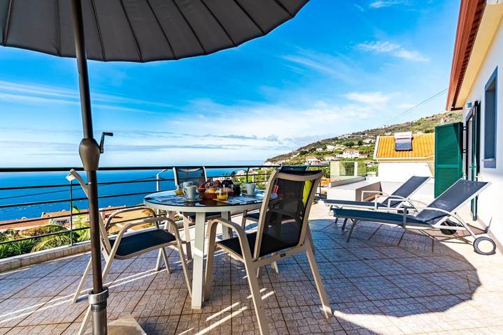 Ferienhaus für 4 Personen, mit Balkon und Terrasse sowie Ausblick in Fajã do Mar