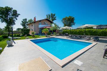 Location de vacances pour 10 personnes, avec balcon ainsi que jardin et piscine à Loborika