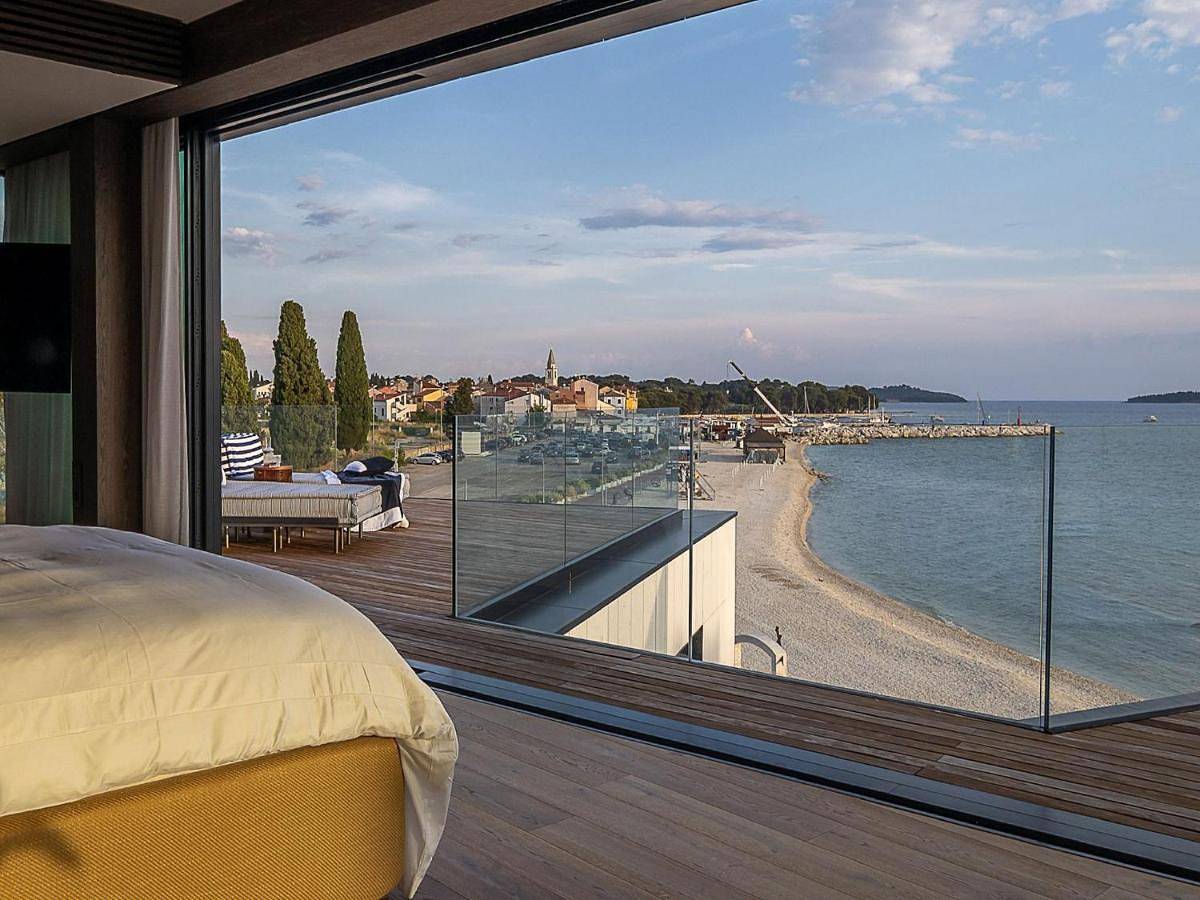 Striking Istria Villa 5 Bedrooms Villa Rojska Beachfront Location in Fažana (Kroatische Adria), Fazana