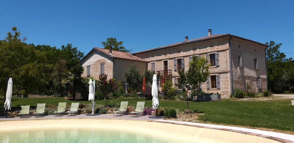 Gîte pour 15 personnes, avec terrasse et piscine