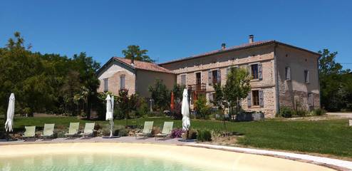 Gîte pour 15 personnes, avec terrasse et piscine à Salvagnac