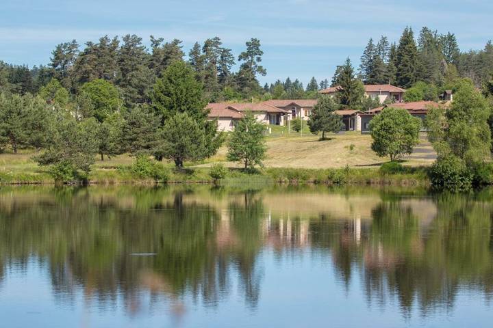 Parc de vacances pour 2 personnes, avec Terrasse et Piscine dans Massif central
