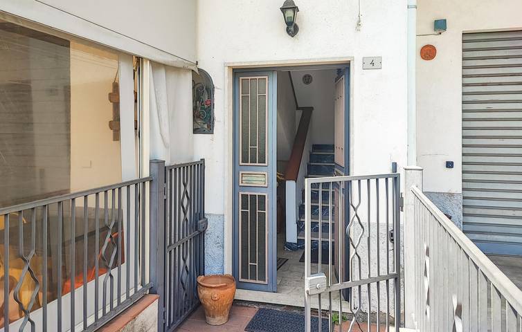 Entire holiday apartment, Beachside Apartment with A/C, Terrace & Parking in Chianchitta-Pallio, Giardini-Naxos
