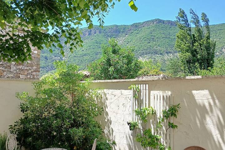 Location de vacances pour 8 personnes, avec terrasse et jardin à Roche-Saint-Secret-Béconne