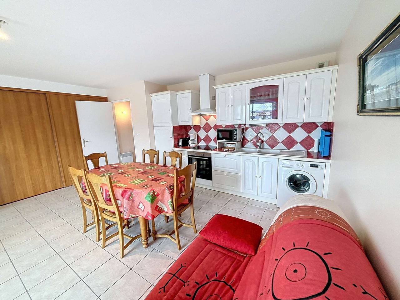 Ganze Wohnung, Wohnung mit privatem Parkplatz, 250m vom Strand, 1.5km von Geschäften, in Nähe Mont Saint-Michel in Jullouville, Côte de la Déroute