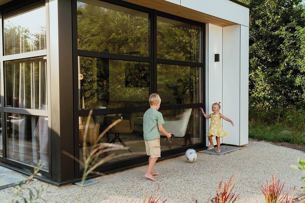 Luxuriöse und nachhaltige 4-Personen-Ferienvillen mit hohen Fenstern, völlig gasfrei und mit Sonnenkollektoren ausgestattet. Freuen Sie sich auf ein stilvolles Wohnzimmer, eine luxuriöse Küche, zwei komfortable Schlafzimmer und ein geräumiges Badezim in Niederländische Nordsee