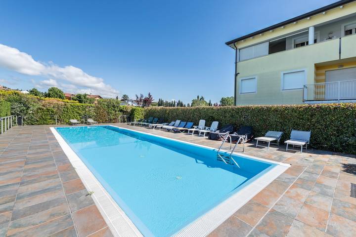 Entire apartment, Apartment 'Casetta Giù Al Lago' with Shared Pool, Wi-Fi and Air Conditioning in Padenghe sul Garda, Garda Mountains