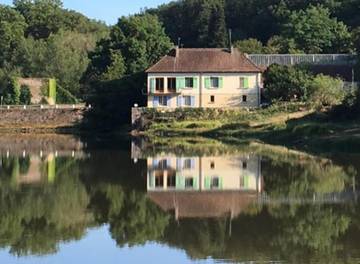 Gîte pour 2 personnes, avec jardin ainsi que balcon et vue sur le lac à Saint-Bonnet-Tronçais