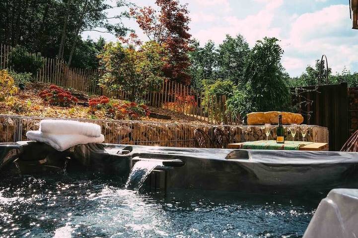 Ferienhaus für 4 Personen, mit Whirlpool und Terrasse sowie Garten