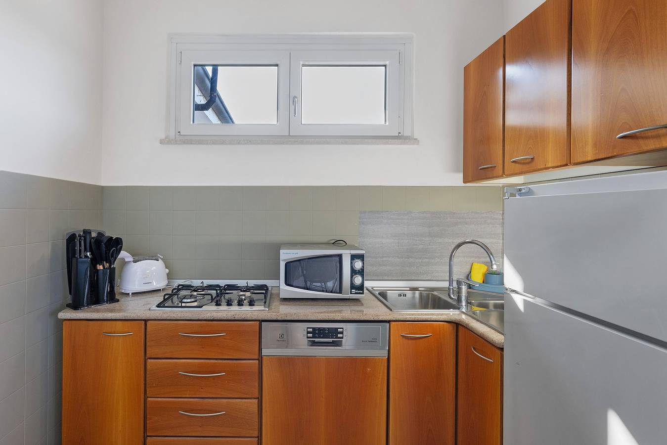 Appartamento intero, Appartamento 'Gardavoyager' con Vista Lago, Balcone e Aria Condizionata in Peschiera del Garda, Prealpi Gardesane