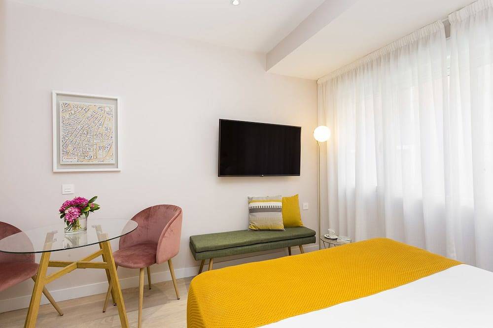 Entire apartment, Brand new Studio of 30m2 equipped with all you need to have a very comfortable stay in Madrid including fast Wifi, Smarttv, double bed and fully equipped kitchen. in Centro (Madrid), Madrid