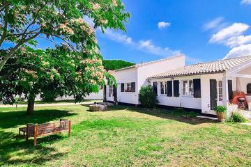 Location de vacances pour 10 personnes, avec terrasse et jardin à Loix