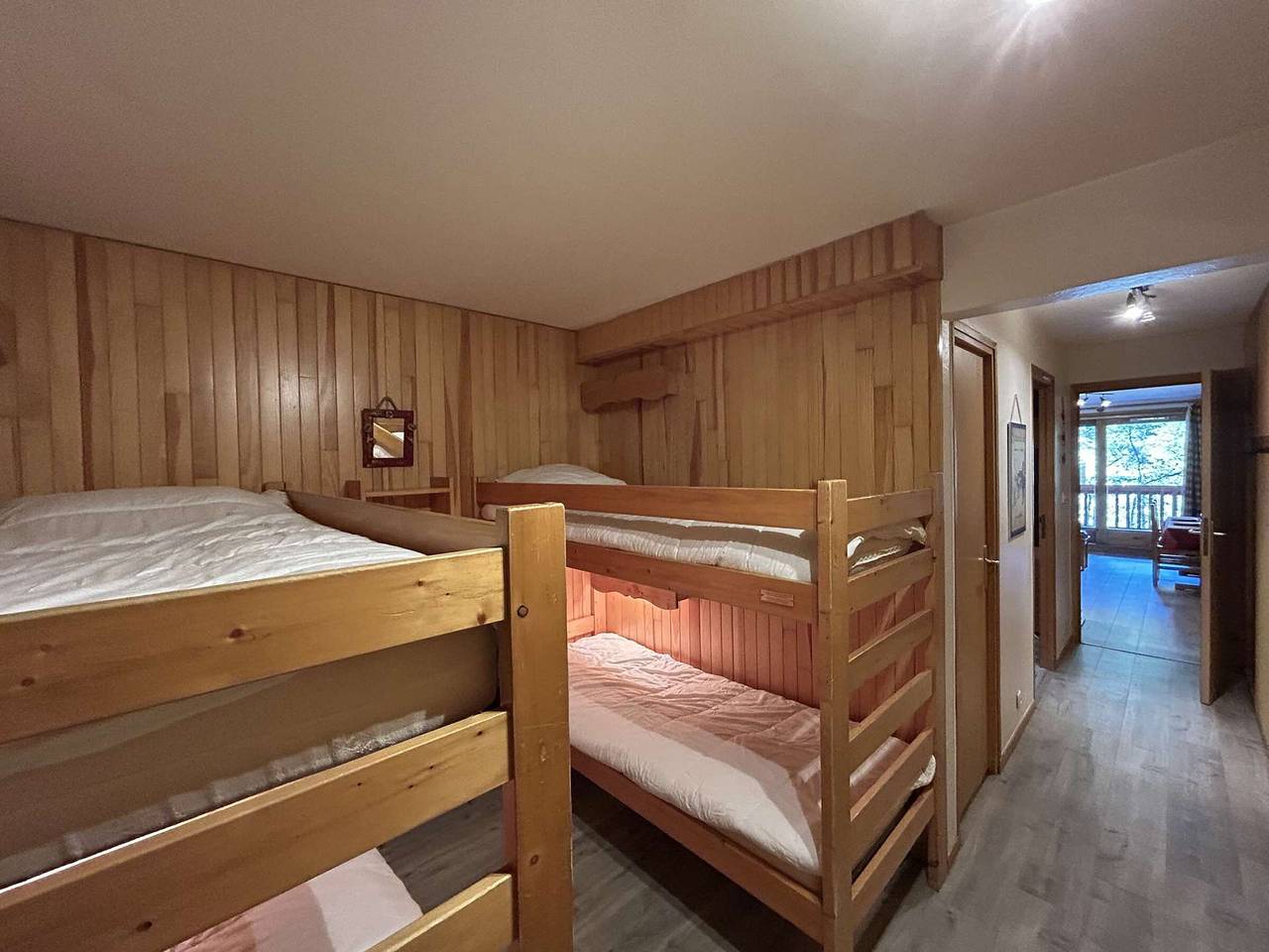 Entire apartment, Central Studio with Mountain Nook, Sleeps 6, Close to Shops and Slopes - Méribel in Méribel, Les Allues