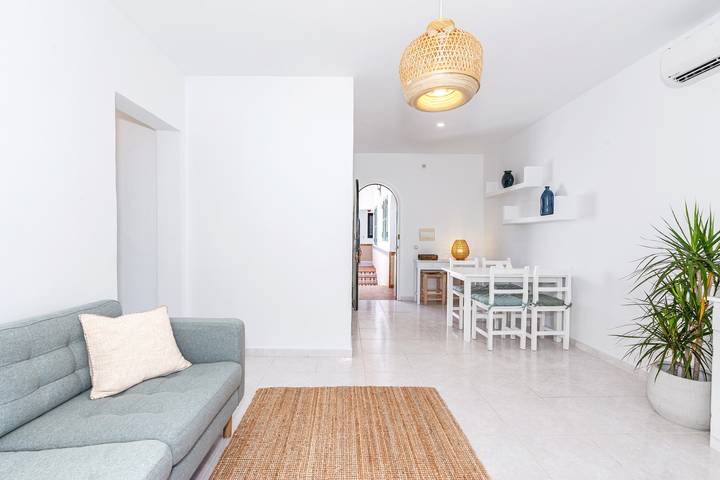 Ganze Wohnung, Ferienwohnung 'Biniforcat 28' mit Gartenblick, Wi-Fi und Klimaanlage in Cala Blanes, Ciutadella