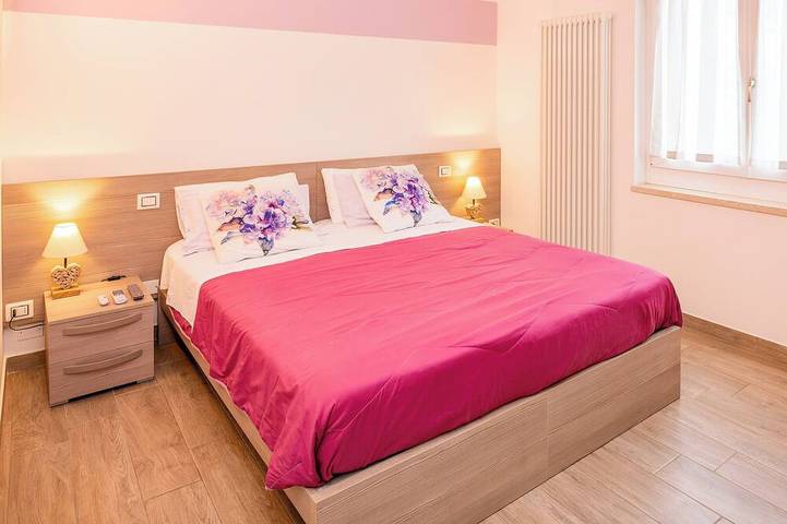 Entire apartment, Millyholidays•It Lillà Vacation Rental - Downtown - Nearby Beach - Private Garden - Spa Pool in Bardolino, Garda Mountains