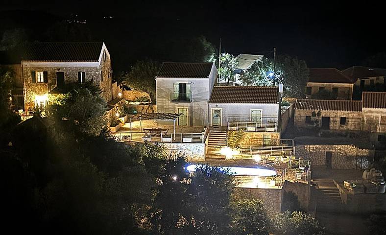 Διαμερίσματα διακοπών για 5 άτομα, με ταράτσα και πισίνα καθώς και κήπο και θέα στα Τσελεντάτα