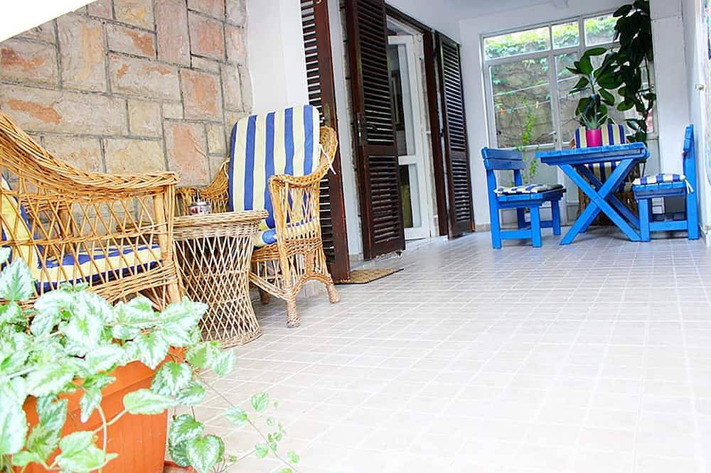 Ganze Wohnung, Cozy 2-bedroom apartment ,ground floor, with terrace, Sveti Stefan with Ac in Sveti Stefan, Opština Budva