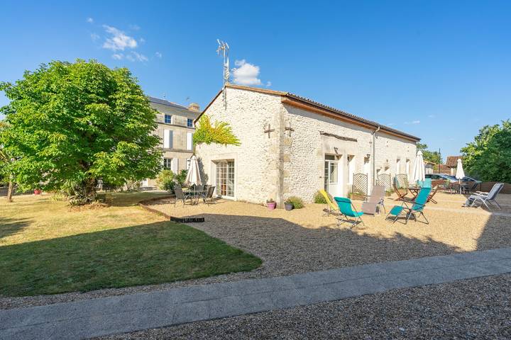 Location de vacances pour 4 personnes, avec jardin à Saint-Seurin-de-Palenne