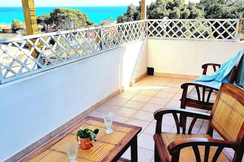 5 min walk to the beach!Stylish home with views. in Solanas, Comune di Sinnai