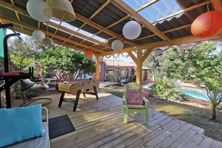 Location de vacances pour 13 personnes, avec Balcon et Jacuzzi ainsi que Terrasse et Jardin à Flassans-sur-Issole