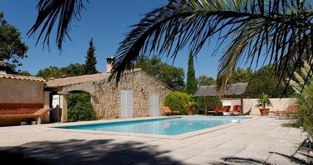 Gîte pour 6 personnes, avec terrasse ainsi que jardin et piscine à Solliès-Toucas