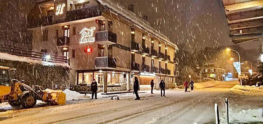 Hôtel pour 4 personnes, avec Terrasse et Jardin ainsi que Bassin pour enfant et Piscine dans Salardú - 2