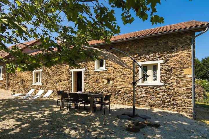 Gîte pour 6 personnes, avec terrasse et piscine