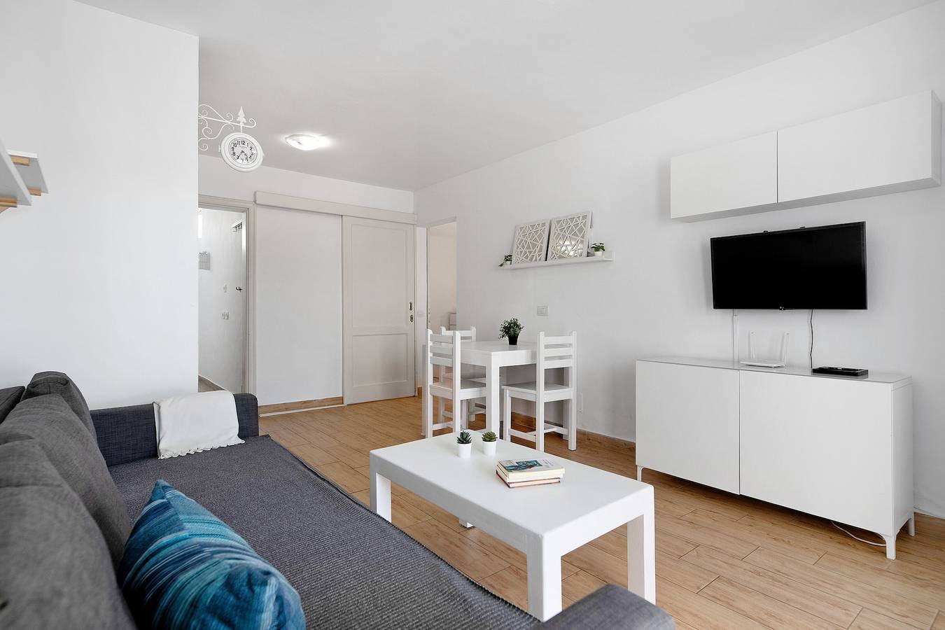 Apartamento entero, Apartamento vacacional "Casa Gloria" con piscina compartida, terraza privada y Wi-Fi in Puerto del Carmen, Tías