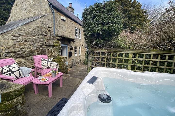 Cottage for 4 people, with hot tub and garden in Peak District