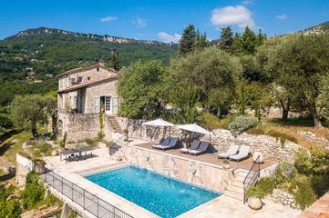 Location de vacances pour 14 personnes, avec terrasse et jardin à Le Bar-sur-Loup