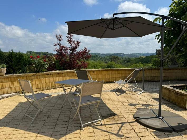 Appartement de vacances pour 2 personnes, avec jardin et piscine ainsi que vue et terrasse