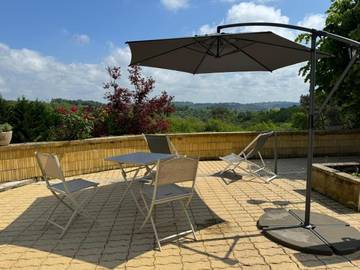 Gîte pour 2 personnes, avec vue et piscine ainsi que terrasse et jardin à Saint-André-d'Allas