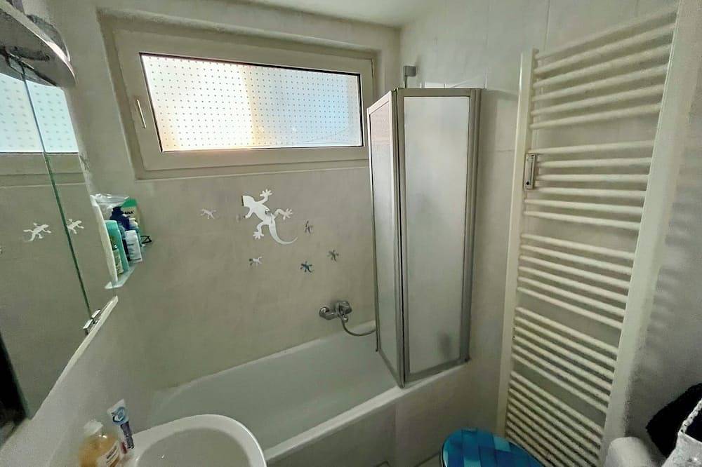 Ganze Wohnung, Nice Isar apartment for 2 people in Munich South,near subway line 3 and S-Bahn7 in München Forstenried, München