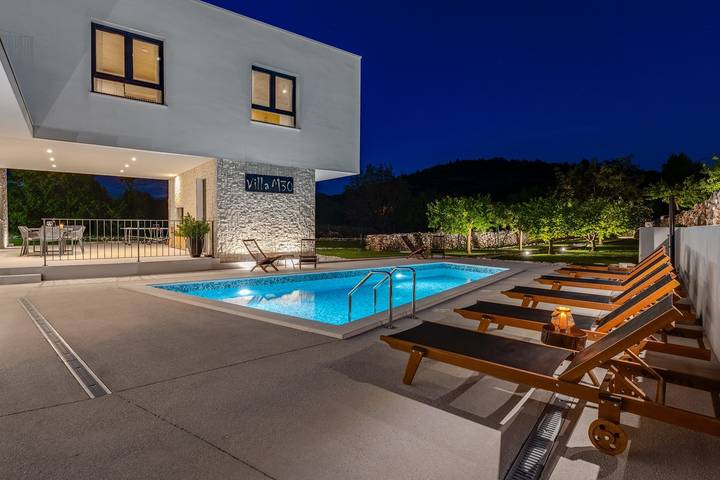 Moderne Villa M30 - privater beheizter Pool,3 Schlafzimmern mit Bad, absolute Privatsphäre in Dalmatinisches Zagora