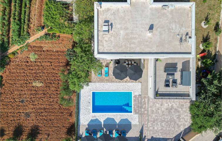 Gemütliche 2-Zimmer-Wohnung mit Pool und Terrasse, 2 km vom Zentrum von Sušci entfernt in Dalmatinisches Zagora