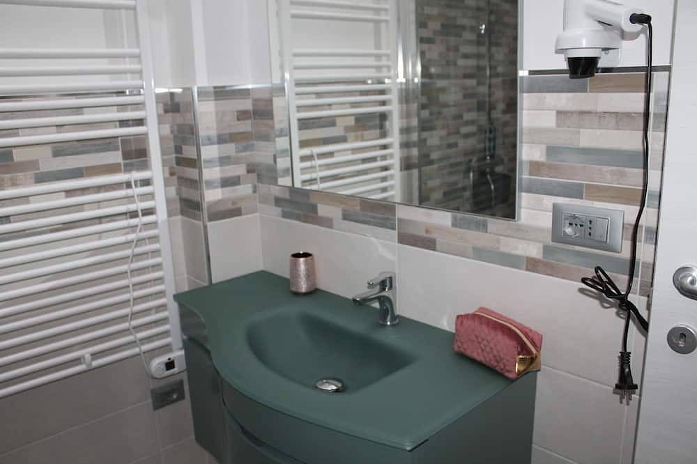 Located in downtown area, renovated in 2021 in contemporary style in Pietramontecorvino, Foggia Province