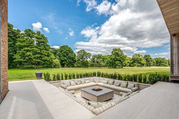 Vacation Rental for 12 Guests in Dunsfold, Surrey Hills, Picture 2