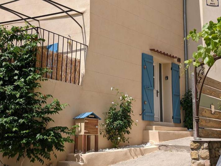 Gîte pour 4 personnes, avec terrasse et vue à Pourrières