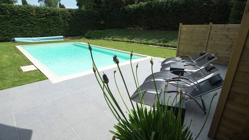 Location de vacances pour 13 personnes, avec piscine ainsi que jardin et terrasse à Hastière